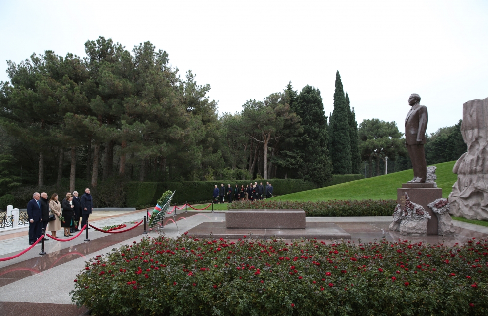 Сотрудники Конституционного суда посетили могилу великого лидера Гейдара Алиева на Аллее почетного захоронения