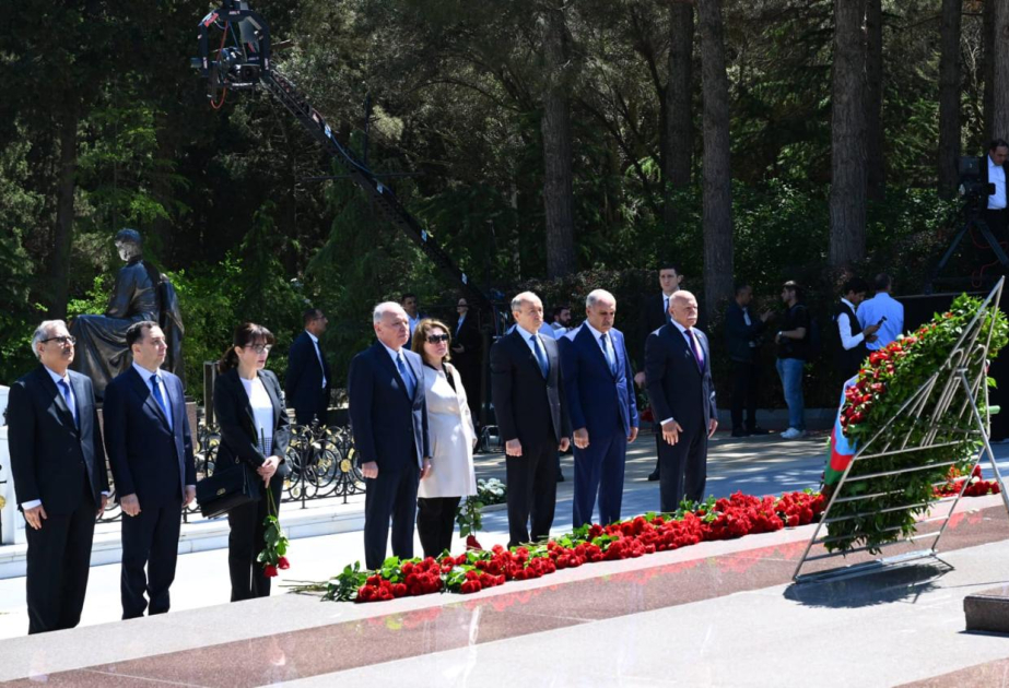 Konstitusiya Məhkəməsinin kollektivi Fəxri xiyabanda Ulu Öndərin məzarını ziyarət edib